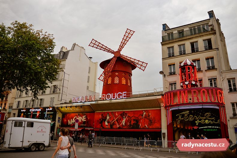 Proslulý kabaret a jeho symbol červený větrný mlýn - Moulin Rouge