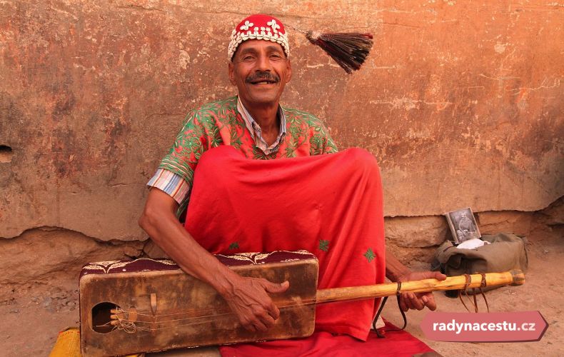 Pouliční hudebník v Marrákeši