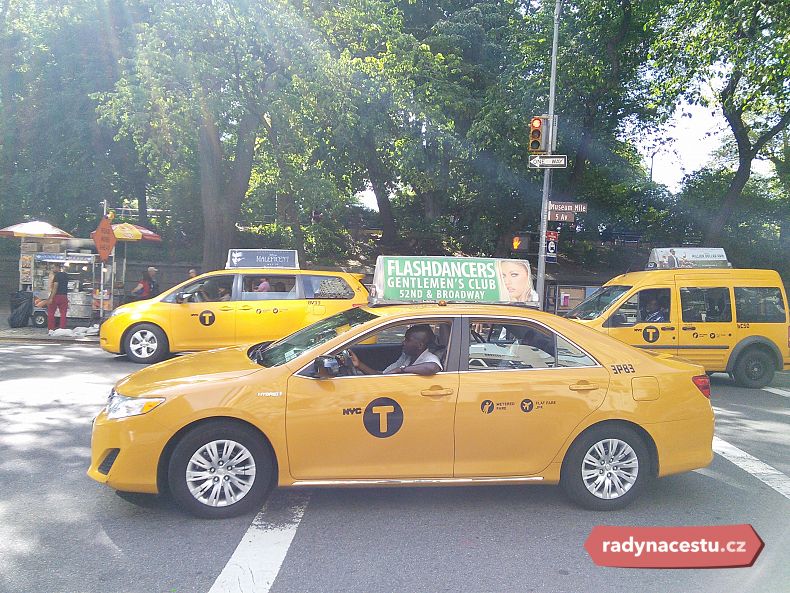 Většina taxikářů využívá své auto i jako reklamní plochu