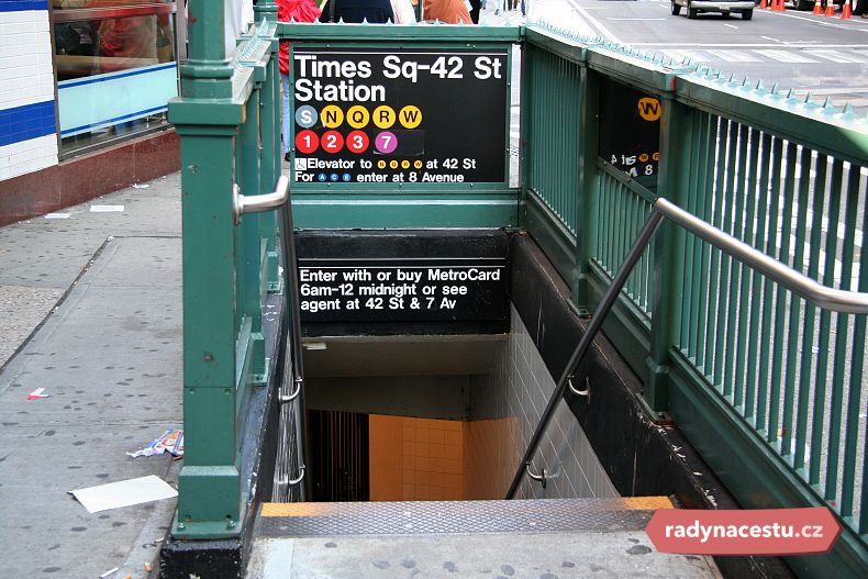 Vstupy do metra jsou přehledně značené
