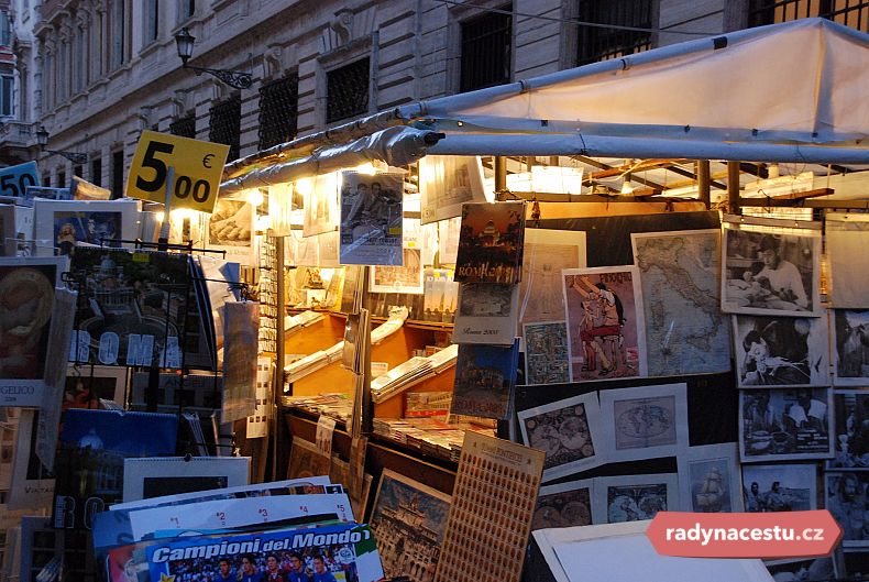 Stánky s knihami v Římě nabízejí zboží i pro ty, kteří si v italštině příliš nepočtou