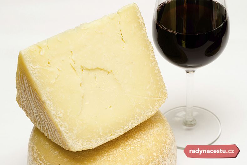 Ovčí sýr pecorino a červené Cannonau
