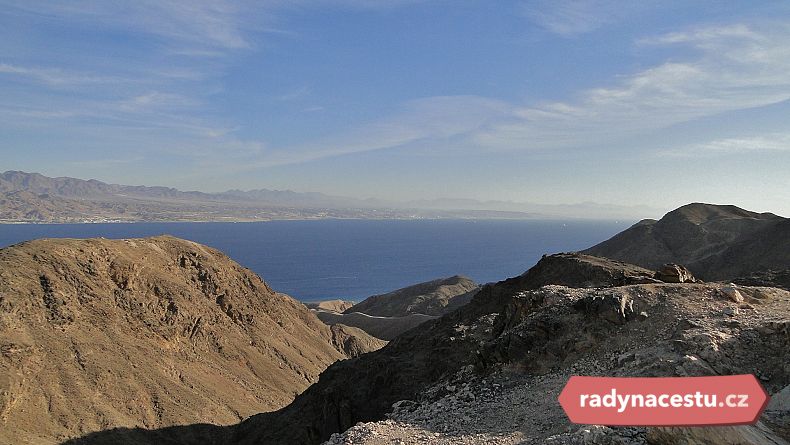 Výhled z Mt. Zefahot na území Jordánska a Sáudské Arábie