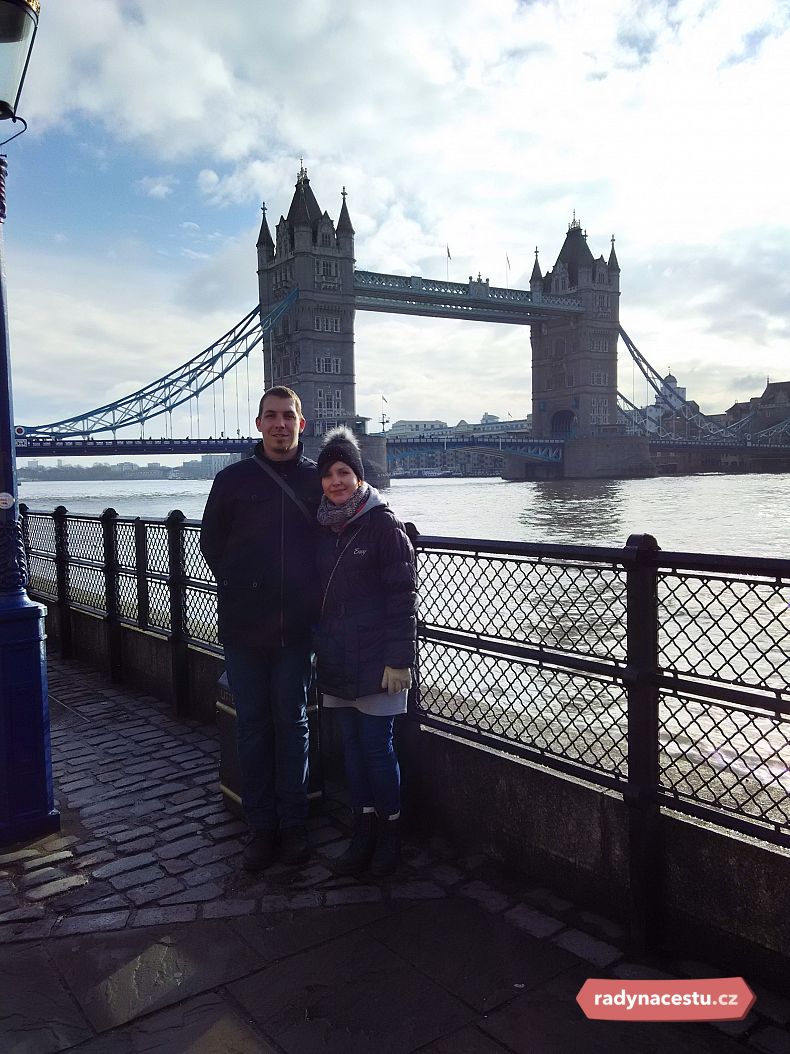 Šťastná dvojice před Tower Bridge