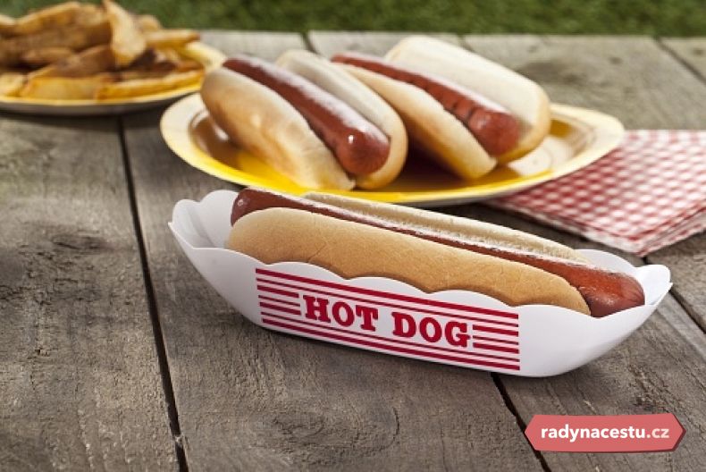 Soutěž v pojídání hot dogů je nedílnou součástí oslav