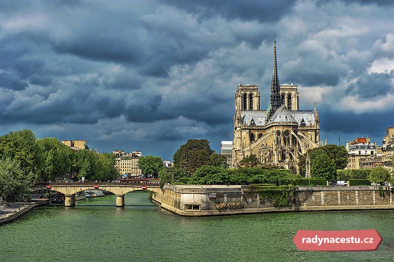 Krásný pohled z řeky na Notre Dame