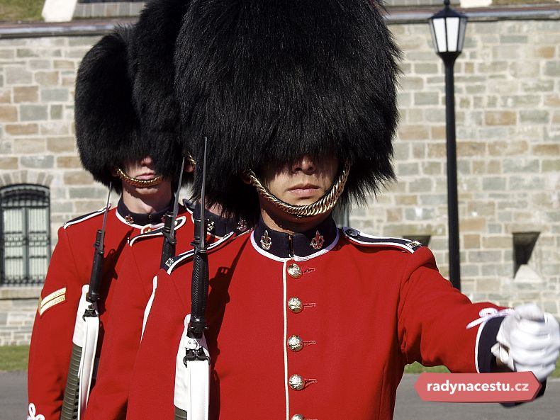 Londýnští gardisté s typickými vysokými čepicemi