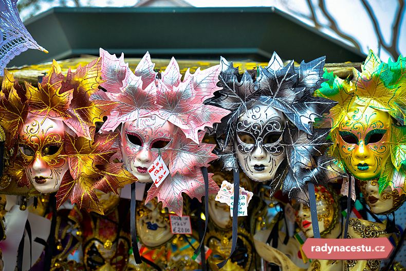 Svou masku si můžete, během karnevalu, koupit na každém rohu