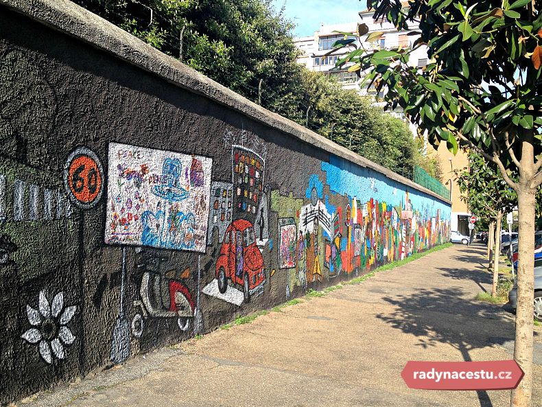 Zeď zobrazující historii čtvrti Pigneto