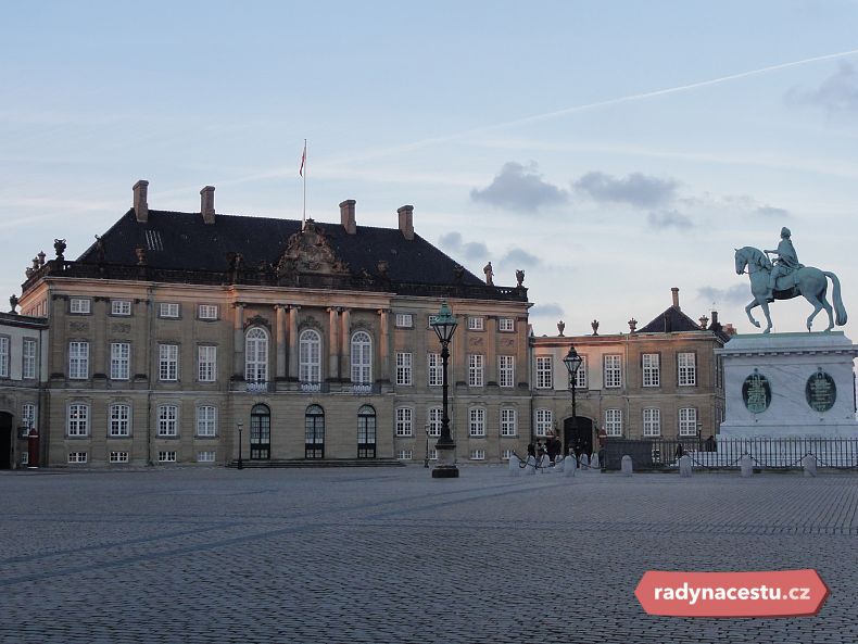 Amalienborg je oficiálním sídlem královny
