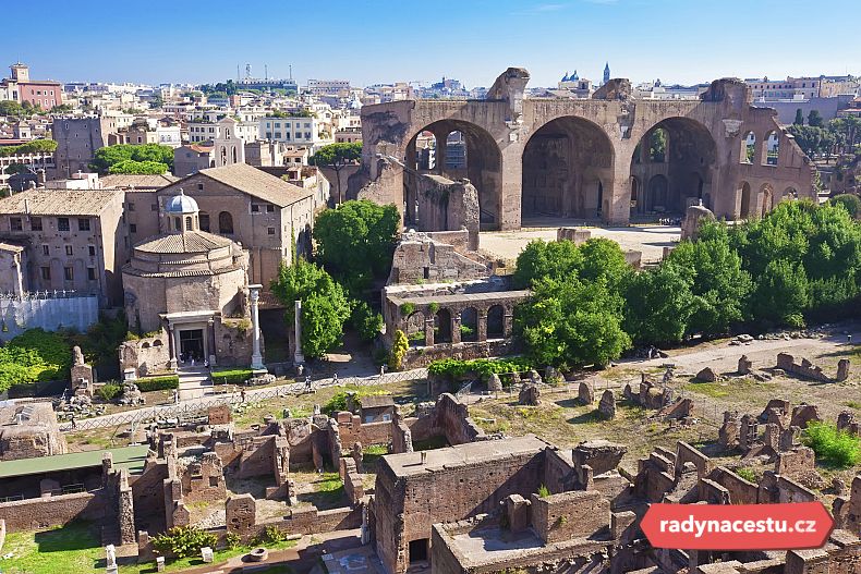 Forum Romanum - v popředí Domus pubblica, za ním kulatý Romulův chrám a oblouky Maxentiovy baziliky