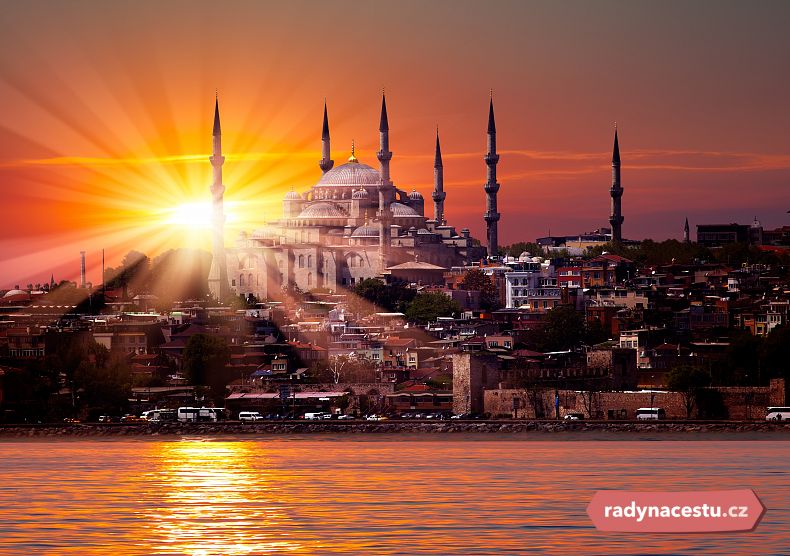 Istanbul při západu slunce vypadá jako z Pohádek tisíce a jedné noci...