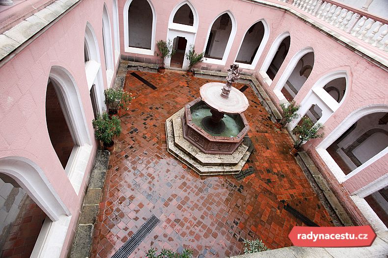 Zrekonstruovaný královský palác