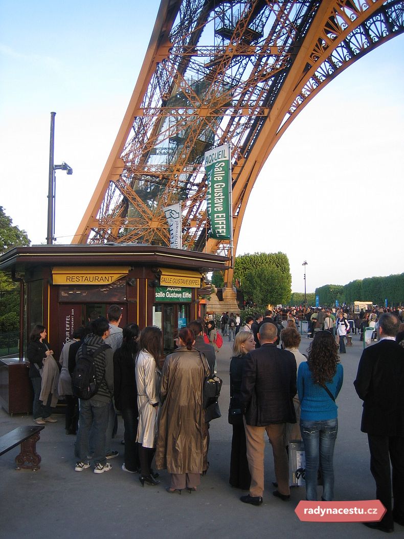 Občerstvení u Eiffelovy věže