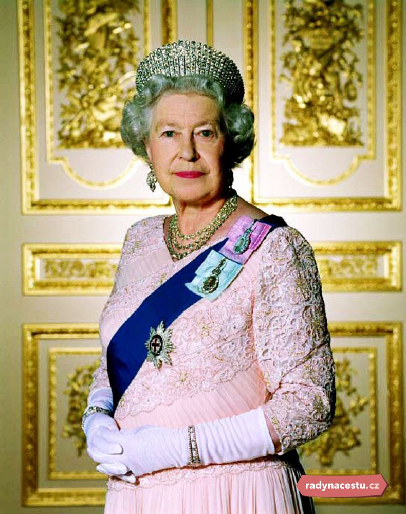 Královna na oficiální fotografii z roku 2002