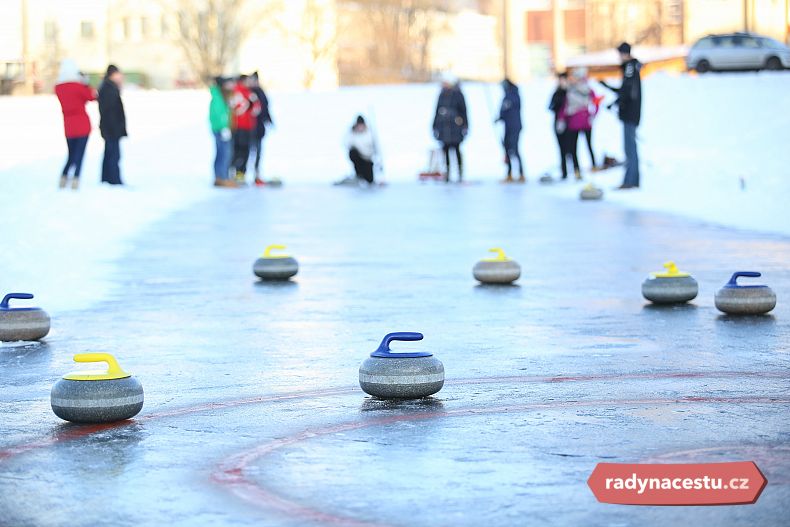Vyzkoušejte curling na zamrzlém jezeře
