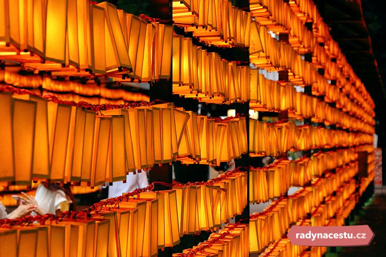  Tradiční slavnosti macurise stovky lampióny
