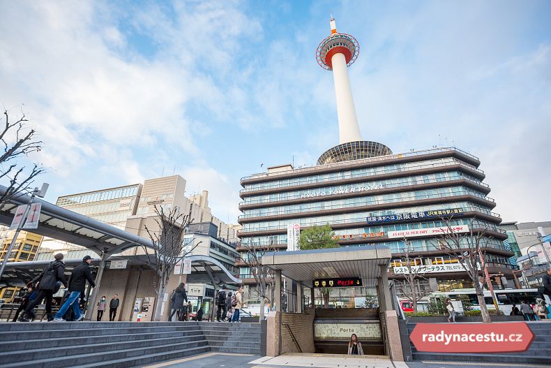 Kjóto protíná metro, železniční síť a jezdí zde také městské autobusy