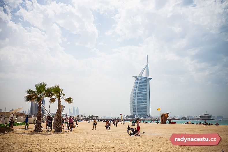 Pláž hned vedle slavného hotelu v Dubaji