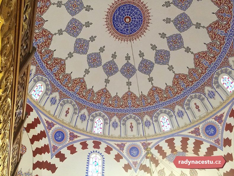 Kupole mešity je vyzdobena křehkými ornamentálními motivy 