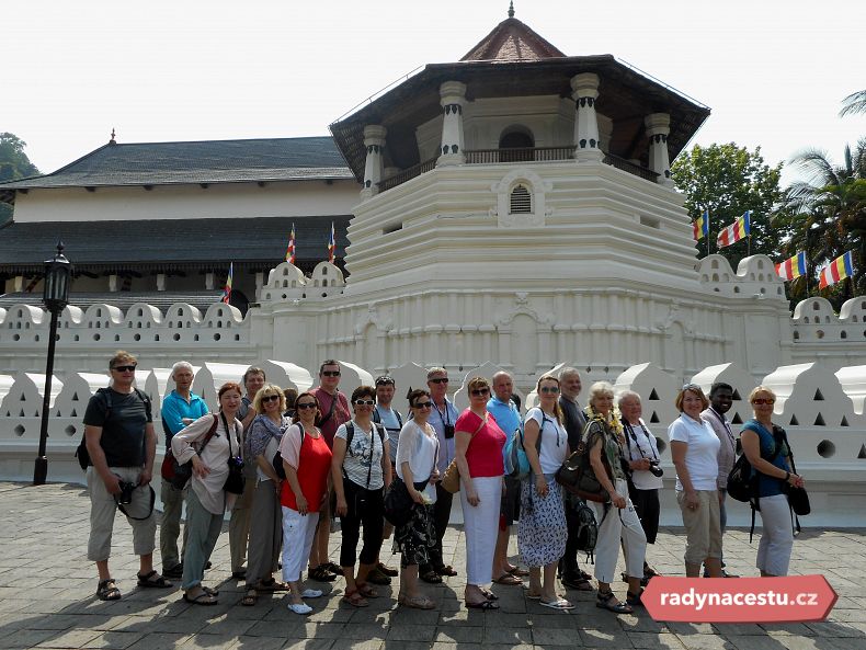 Fotka naší skupinky před chrámem Budhova zubu v Kandy