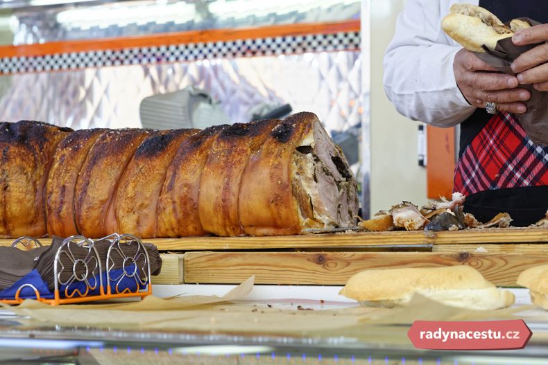 Typickým římským street foodem je panino con la porchetta 