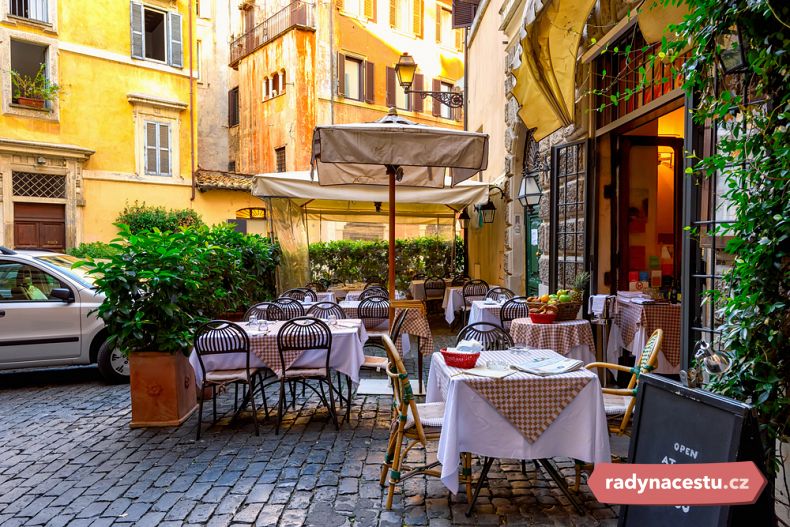 V Římě si na dobré večeři pochutnáte v některé z tradičních trattorií 