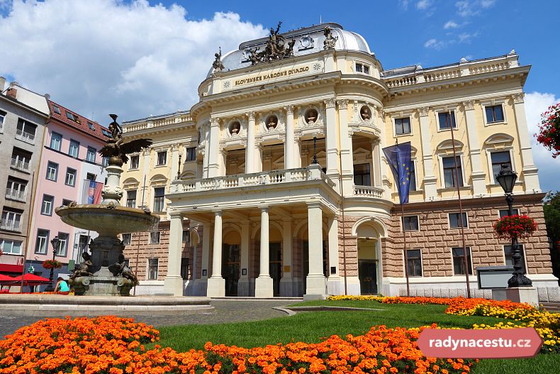 Náměstí dominuje historická budova Slovenského národního divadla 