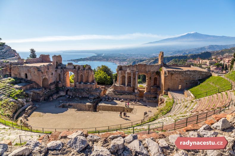 Řecké divadlo v Taormině a výhled na Etnu 