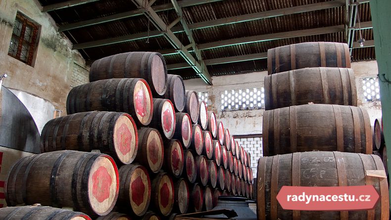 Zrání rumu v dřevěných sudech
