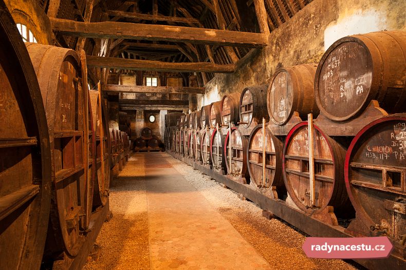 Calvados v dřevěných sudech