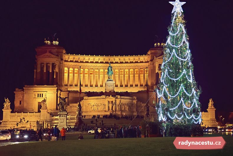 Vánoční strom na Benátském náměstí