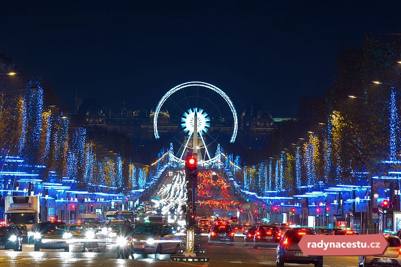 Ozdoby na nákupním bulváru Champs-Elysées