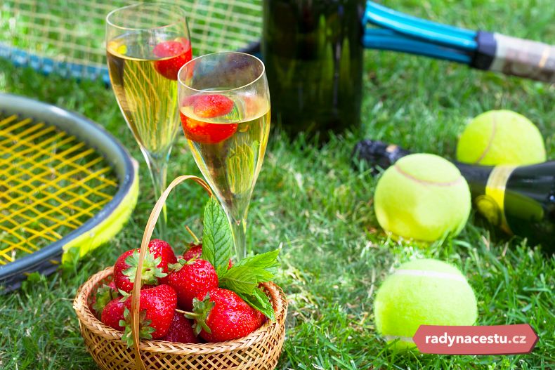 K wimbledonskému turnaji neodmyslitelně patří jahody, šlehačka a šampaňské