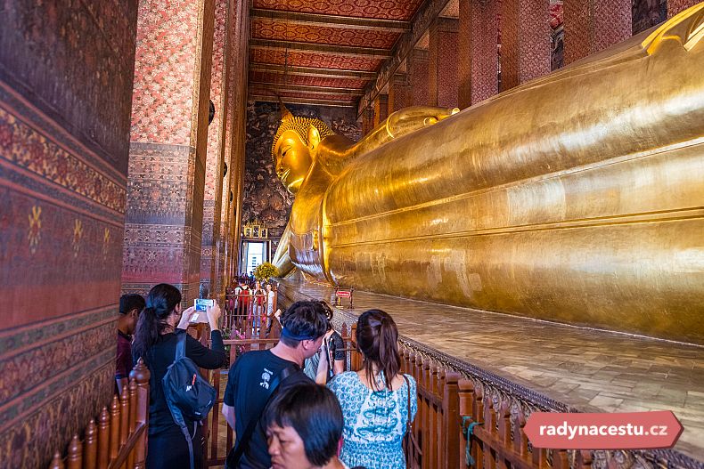 Zlatý ležící Buddha