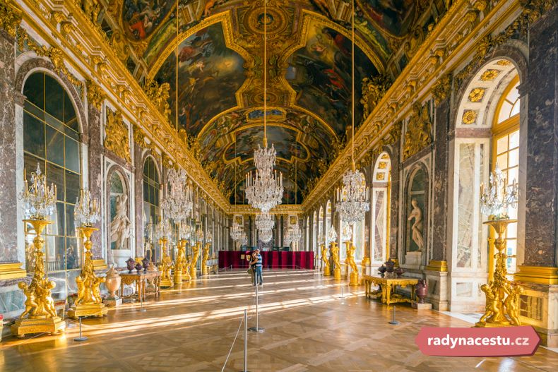 Okny blyštivého Versailles pohlédněte do královské zeleně