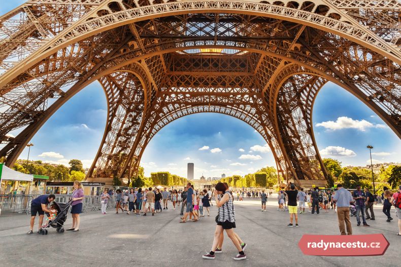 Malý přívěsek připomíná Eiffelova věž skutečně jen z dálky