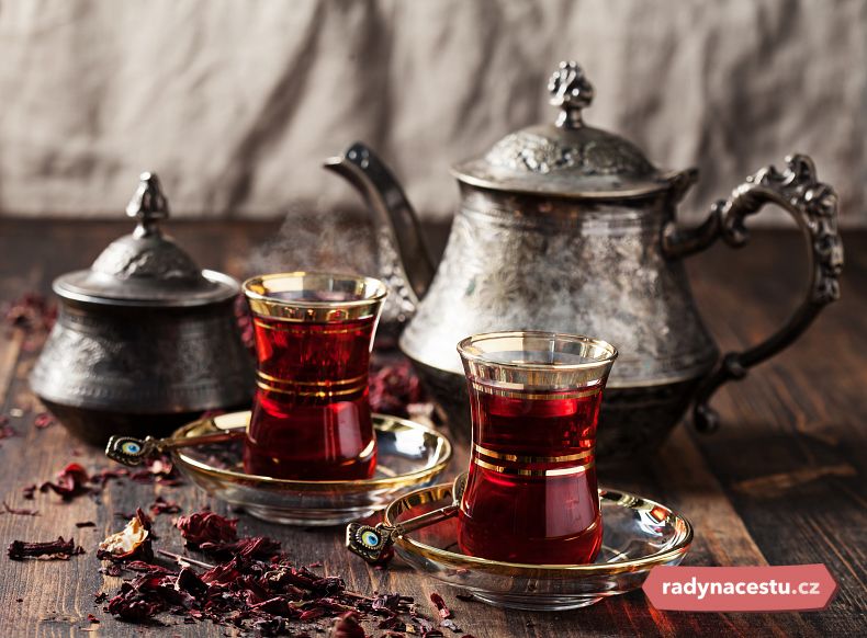 Tradiční turecký ibiškový čaj