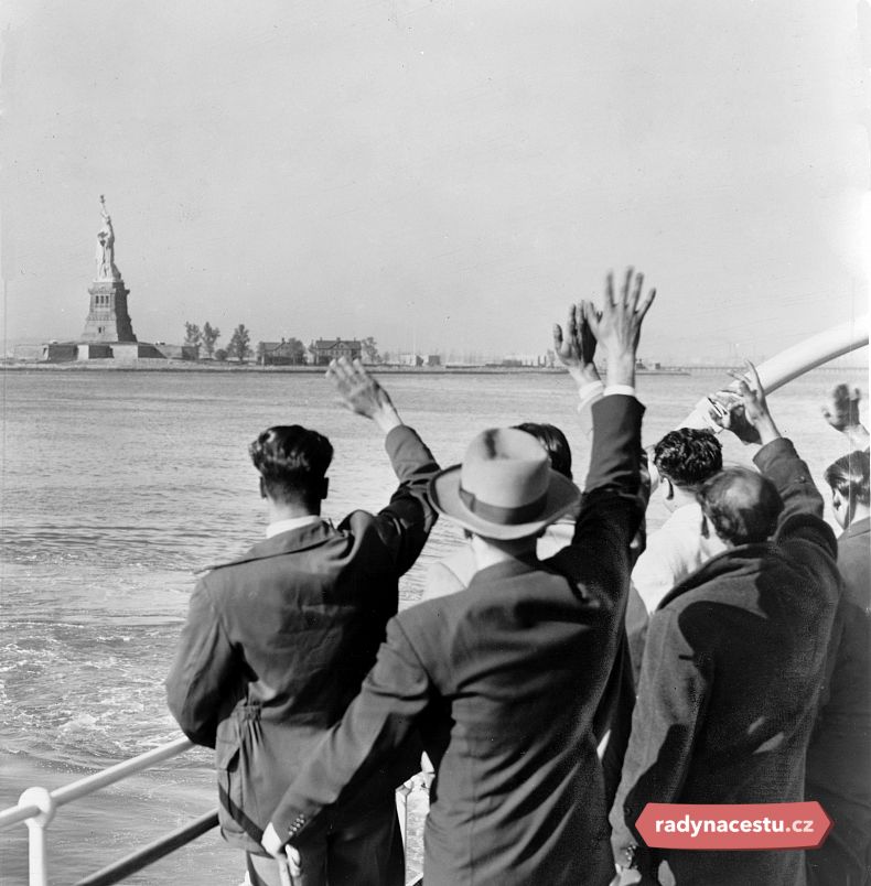 Imigranti cestující do New Yorku