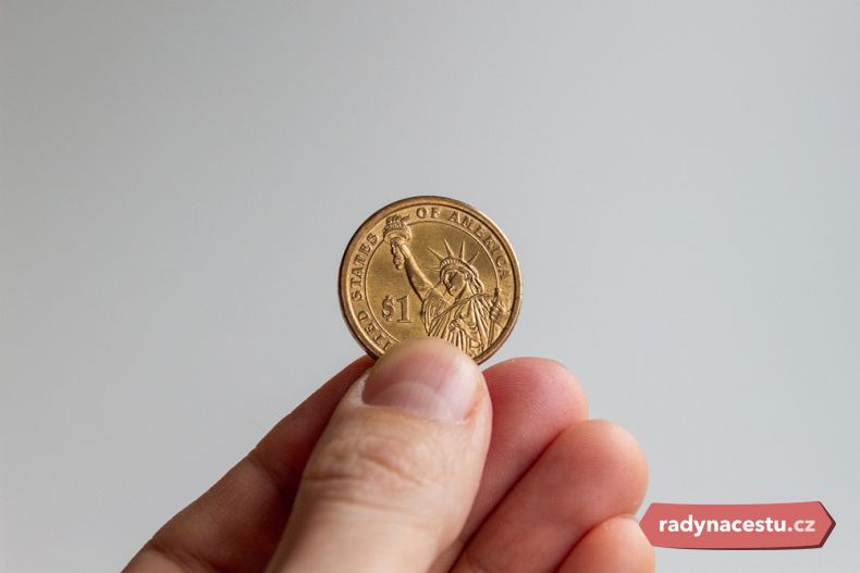 Jednodolarová mince se razí ve zlatém i stříbrném provedení