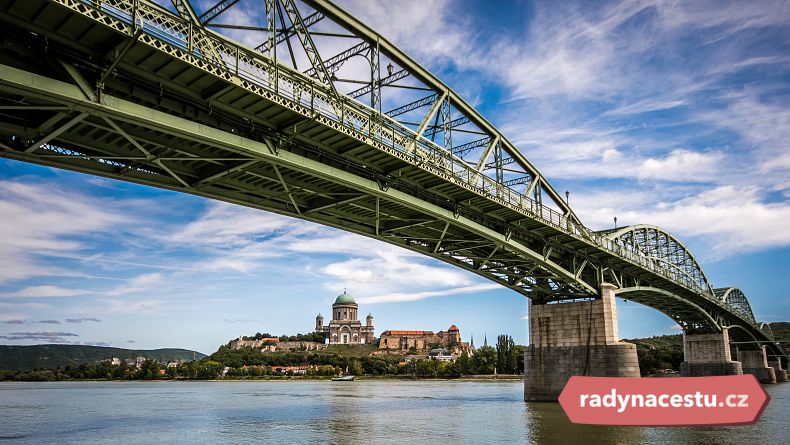 Most propojuje dvě města s bohatou historií