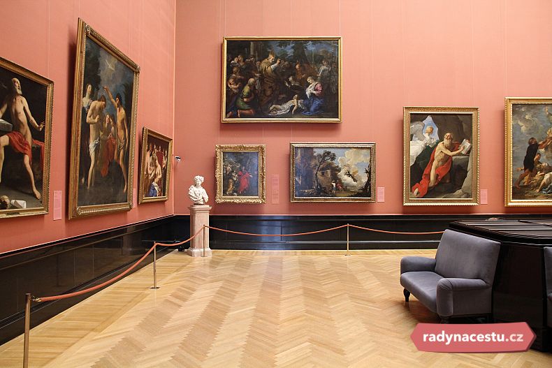Interiér muzea je bohatě vyzdoben mramorem