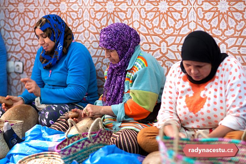 Berberské ženy rády nosí pestrobarevné oblečení