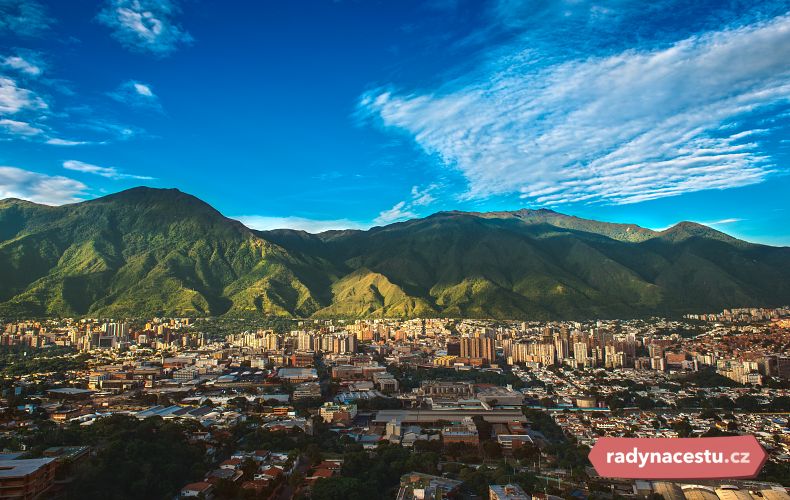 Caracas je obklopen množstvím kopců a pahorků
