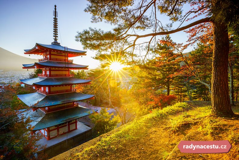 Východ slunce nad pagodou