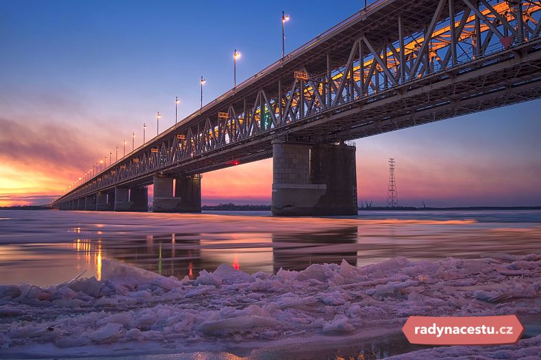 Most na řece Amur