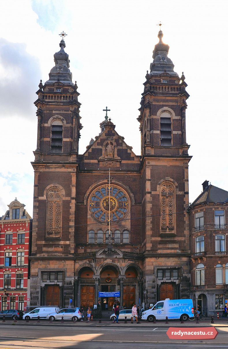 Budovu kostela tvoří křížové trojlodí
