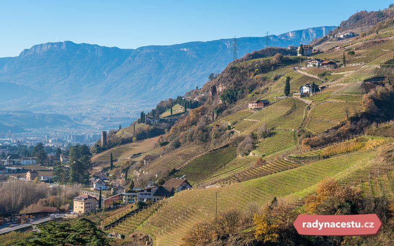 Výhled na vinice z hradu Roncolo 