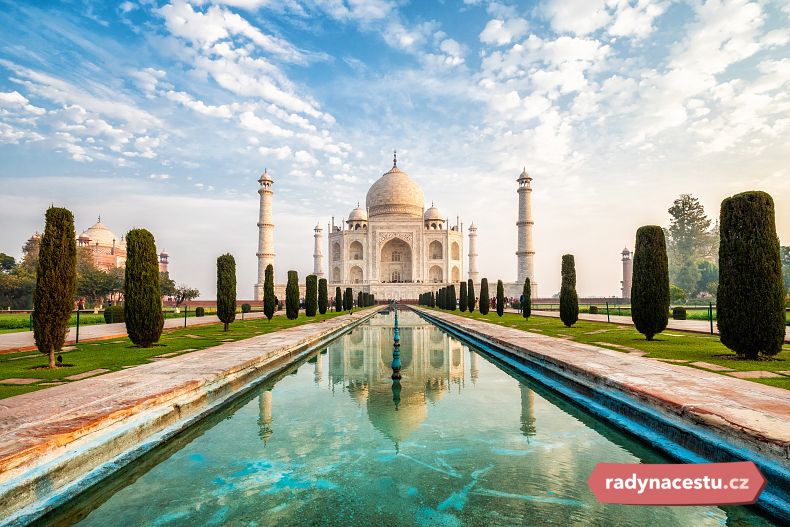 Sněhobílý mramorový Tádž Mahal stojí v centru vodní zahrady