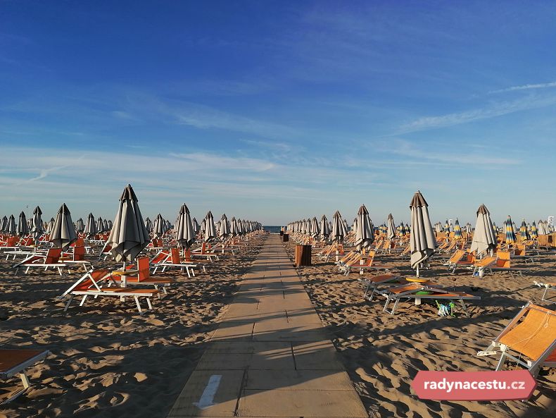 Prázdná pláž v Rimini